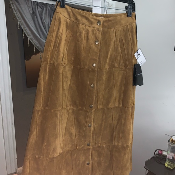 Snap-Front Calfskin Suede Midi Skirt in Dune - Picture 3 of 5